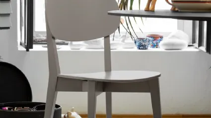Sedia moderna in legno di faggio laccato tortora opaco Robinson di Connubia
