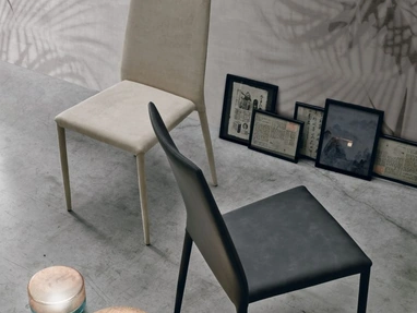 Sedia Skinny con schienale alto e leggermente curvato, rivestita in ecopelle di Tomasella