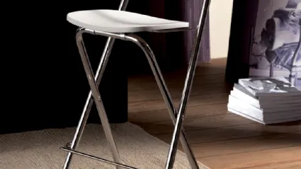 Sgabello pieghevole Trik in metallo cromato con sedile in laminato laccato bianco di La Seggiola