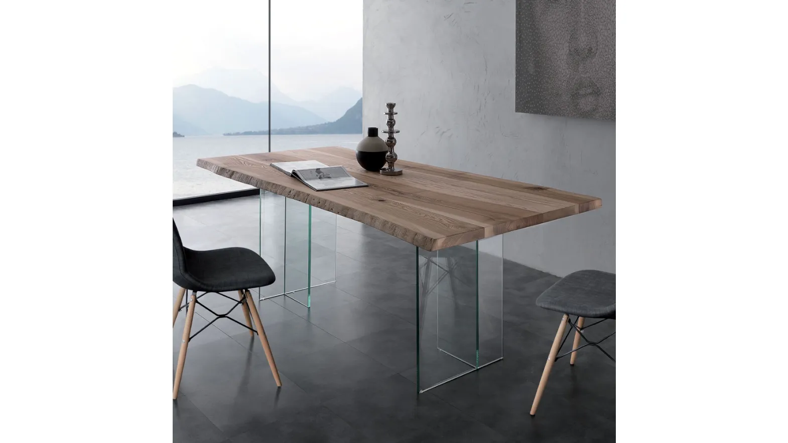 Tavolo Bio-Glass in Frassino olivato massello spazzolato tinto naturale con bordo corteccia con gambe in vetro di La Seggiola