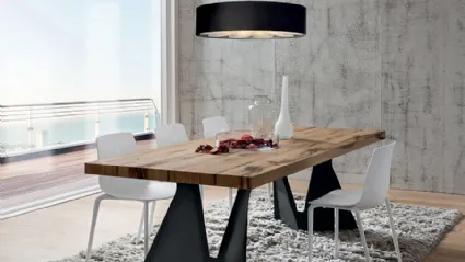 Tavolo di design con piano in legno di Rovere anticato e basamento in metallo Claudio di La Primavera