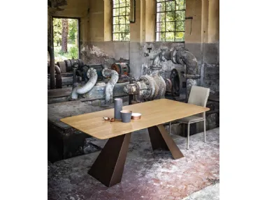 Tavolo dal design dinamico Daytona in legno di rovere naturale di MaxHome