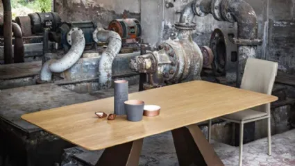Tavolo dal design dinamico Daytona in legno di rovere naturale di MaxHome