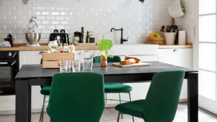 Tavolo allungabile con top in ceramica stone e gambe in legno di faggio laccato grafite Eminence Wood di Connubia