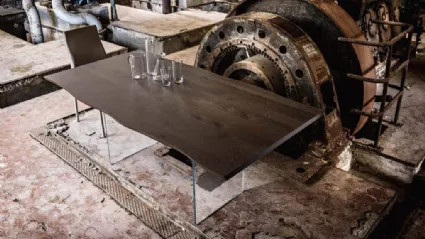 Tavolo Wood in legno di Rovere termocotto con base in vetro extra chiaro di MaxHome