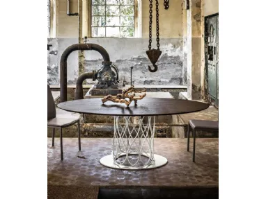 Tavolo rotondo Opera in rovere termocotto con base in metallo laccato bianco di MaxHome