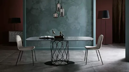 Tavolo Opera in vetro fumè con base in metallo laccato opaco di MaxHome