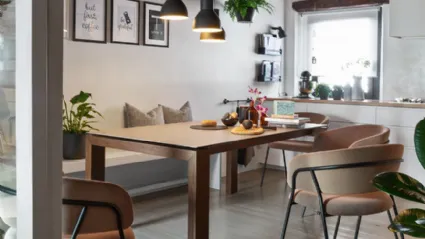 Tavolo allungabile con gambe in legno e top in ceramica Sigma di Connubia