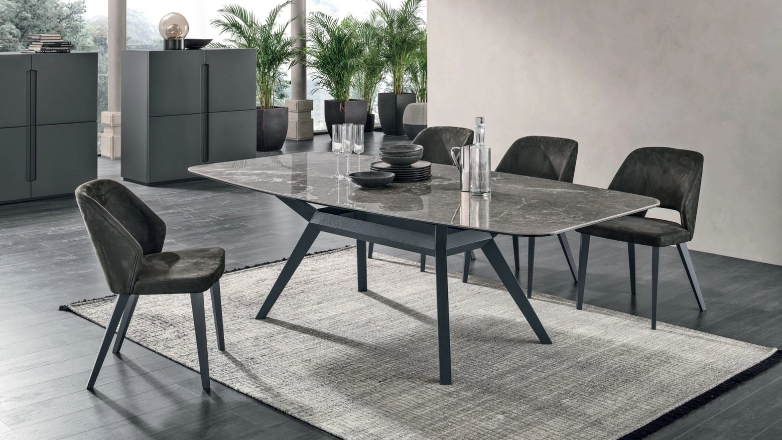 Tavolo Avalon con piano in gres e base in laccato poro aperto antracite di Tomasella