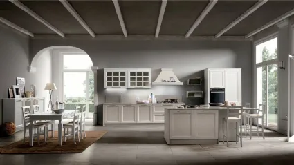 Cucina Classica con isola Beverly v06 in Frassino Savana e Bianco con top in Fenix Beige Arizona di Stosa