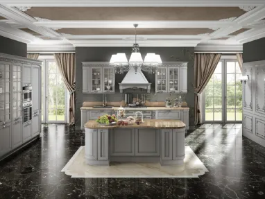Cucina Classica Dolcevita v12 in Laccato Laguna filo Argento, Top marmo Bronze Amani, Maniglie finitura Cromo lucido con Strass di Stosa