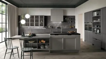 Cucina Classica con isola Newport v01 in laccato Grigio Piacenza e Frassino Grigio Pernice con top in finitura Pietra Grey levigato di Stosa