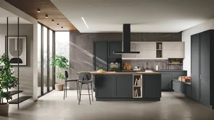 Cucina Classica con isola Sveva v03 in Alkorcell Black Matt e Cemento Materico Sand con top in laminato Lava e Top isola in laminato Rovere Anice di Stosa