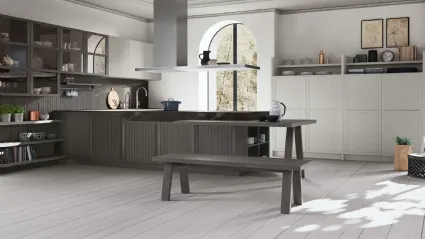 Cucina Classica con penisola Tosca v02 in Frassino Grigio Pernice e laccato Frost con top in HPL Grafite Brown di Stosa