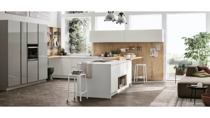 Cucina Moderna con penisola Alevé v01 in laccato UV Neve opaco e laccato UV Malta lucido con boiseriee piano snack in Rovere Natura di Stosa