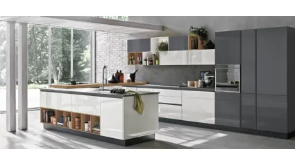 Cucina Moderna con penisola Alevé v11 in laccato UV Neve lucido e Ardesia lucido con piano snack in Rovere nodato di Stosa