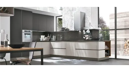 Cucina Moderna angolare Alevé v12 in laccato UV Grigio Seta opaco e UV Grigio Asfalto opaco di Stosa