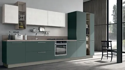 Cucina Moderna lineare Alevé v15 in laccato UV Verde Malga opaco e pensili in Larice Bianco di Stosa