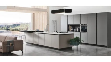 Cucina Moderna con isola Alevé v02 in laminato materico Pietra Piasentina e colonne in laccato Grigio Pietra opaco di Stosa