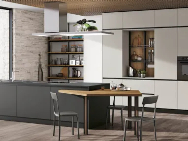 Cucina Moderna con isola Alevé v03 in laccato UV Asfalto opaco e UV Grigio Seta opaco con piano snack pentagonale in Rovere Nodato di Stosa