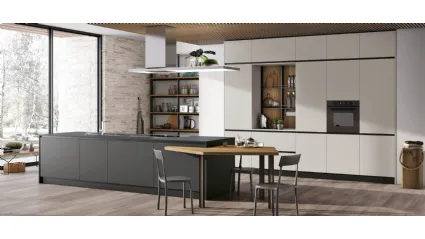 Cucina Moderna con isola Alevé v03 in laccato UV Asfalto opaco e UV Grigio Seta opaco con piano snack pentagonale in Rovere Nodato di Stosa