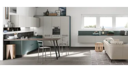 Cucina Moderna angolare con penisola Alevé v04 in laccato UV Verde Malga opaco e UV Grigio Seta opaco con top penisola in Larice Grafite di Stosa