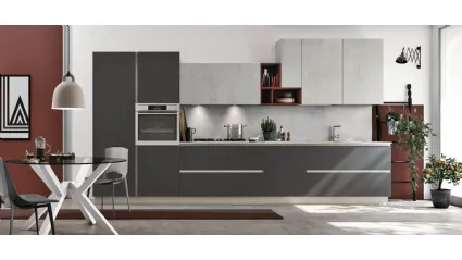 Cucina Moderna lineare Alevé v06 in laccato UV Grigio Asfalto opaco e laminato materico cemento di Stosa