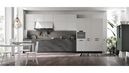 Cucina Moderna lineare Alevé v07 in laccato Grigio Asfalto opaco e Grigio Seta opaco di Stosa