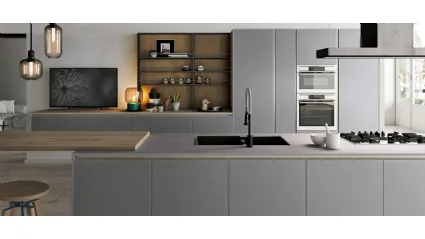 Cucina Moderna con isola Aliant v11 in vetro opaco Grigio Luna e top in Fenix Grigio di Stosa