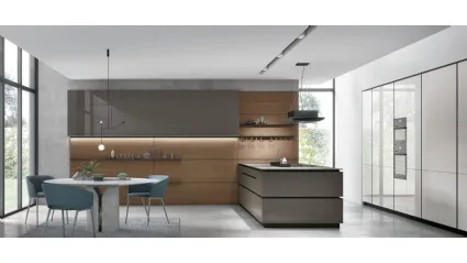 Cucina Moderna con penisola Aliant v03 in vetro lucido Terra e Frost con boiserie Rovere Cognac di Stosa