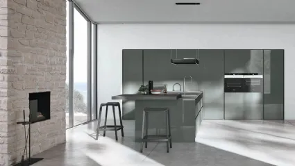 Cucina Moderna con isola Color Trend v07 in laccato lucido Asparago con top in Neolith Wulong e piano snack in Fenix Grigio Londra con inserto in Rovere Termocotto Cannettato di Stosa