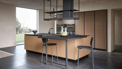Cucina Moderna con isola laccata color pesca Luce Composizione 03 di Prima Cucine