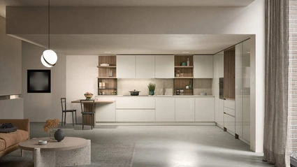 Cucina Moderna angolare laccata lucida con dettagli in legno Luce Composizione 05 di Prima Cucine