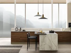 Cucina Moderna con penisola Luna finitura noce deciso e nocciola pet di Mobilturi