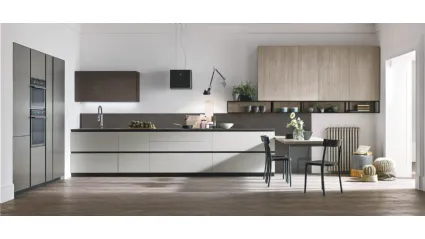 Cucina Moderna Metropolis v06 in Pet Nebbia opaco, Cemento Dark e Larice Sabbia di Stosa