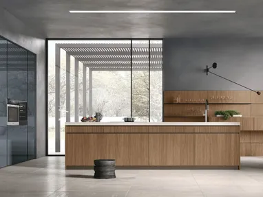 Cucina Moderna con isola Natural 03 in Noce e laccato lucido di Stosa