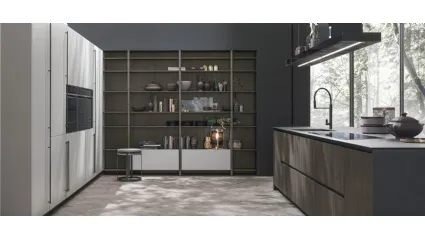 Cucina Moderna con isola Natural v06 in Rovere Dark e laccato opaco di Stosa