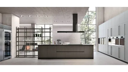 Cucina Moderna con isola Natural v07 in Rovere Dark e laccato opaco di Stosa