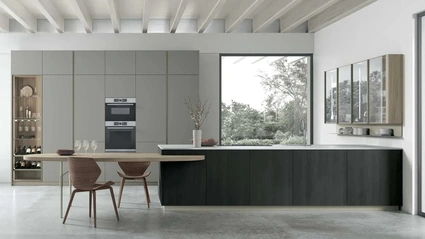 Cucina Moderna in Pet Grigio Fumo con penisola in Larice Noir Metropolis 15 di Stosa