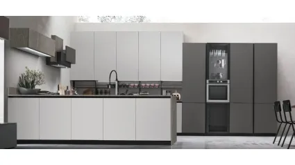 Cucina Moderna con penisola Metropolis v12 in Pet Nebbia opaco e Pet Canna di Fucile opaco di Stosa