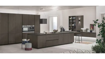 Cucina Moderna con isola Natural v10 in Rovere Dark e HPL di Stosa