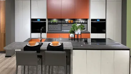 Cucina Moderna con isola Tiffany e Nala finitura Terracotta e Rovere Pietra di Mobilturi