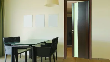 Porta per interni Ideal 08V in legno con inserto in vetro di Nusco