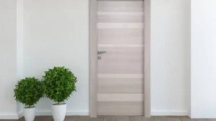 Porta per interni Magnifica Grey in laminato effetto legno e inserti in laccato opaco di Nusco