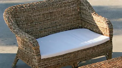 Divano Clito Mini sofà finitura intreccio di Banano naturale con cuscino in tessuto di La Seggiola