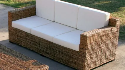 Divano Croco Sofa a tre posti con struttura finitura intreccio di Banano naturale con cuscini in tessuto imbottito di La Seggiola