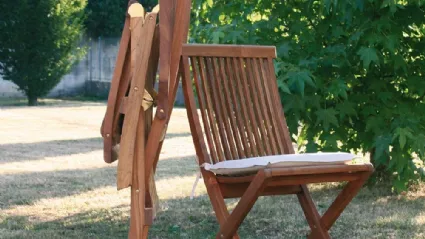 Sedia pieghevole in legno massello di teak indonesiano con finitura olio naturale Folding Chair di La Seggiola