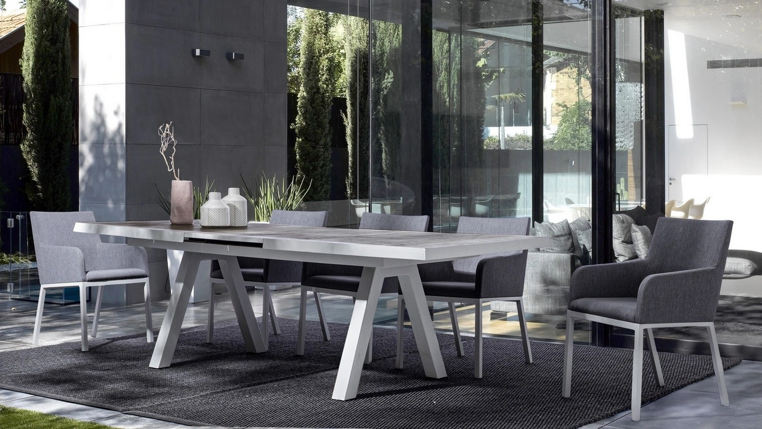 Tavolo in ceramica e Sedie imbottite Lunar di Bizzotto