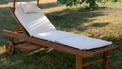 Sdraio Real Bed  in legno massello di teak indonesiano con finitura olio naturale con cuscino in tessuto imbottito e parasole di La Seggiola