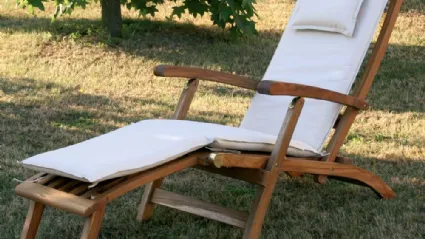 Sdraio Real Chaise Longue in legno massello di teak indonesiano con finitura olio naturale con cuscino in tesssuto imbottito di La Seggiola